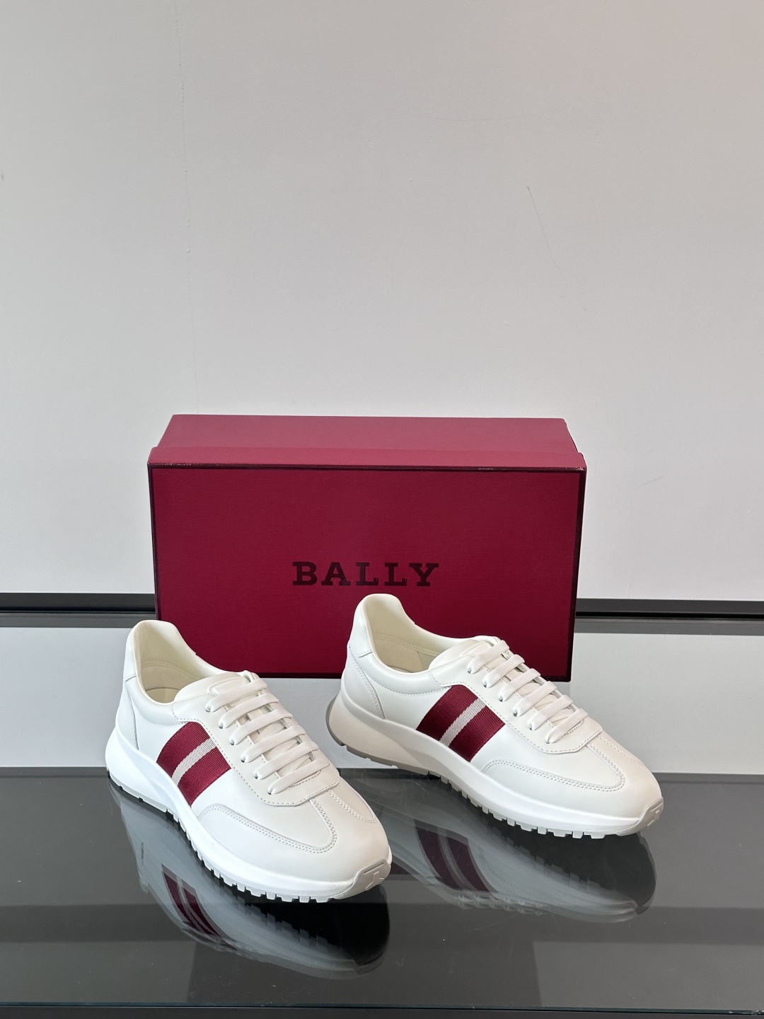 BALLY/巴利新款男士厚底皮革运动休闲鞋，这款皮革运动鞋采用小牛皮拼接打造，糅合优雅风范与创新设计。两