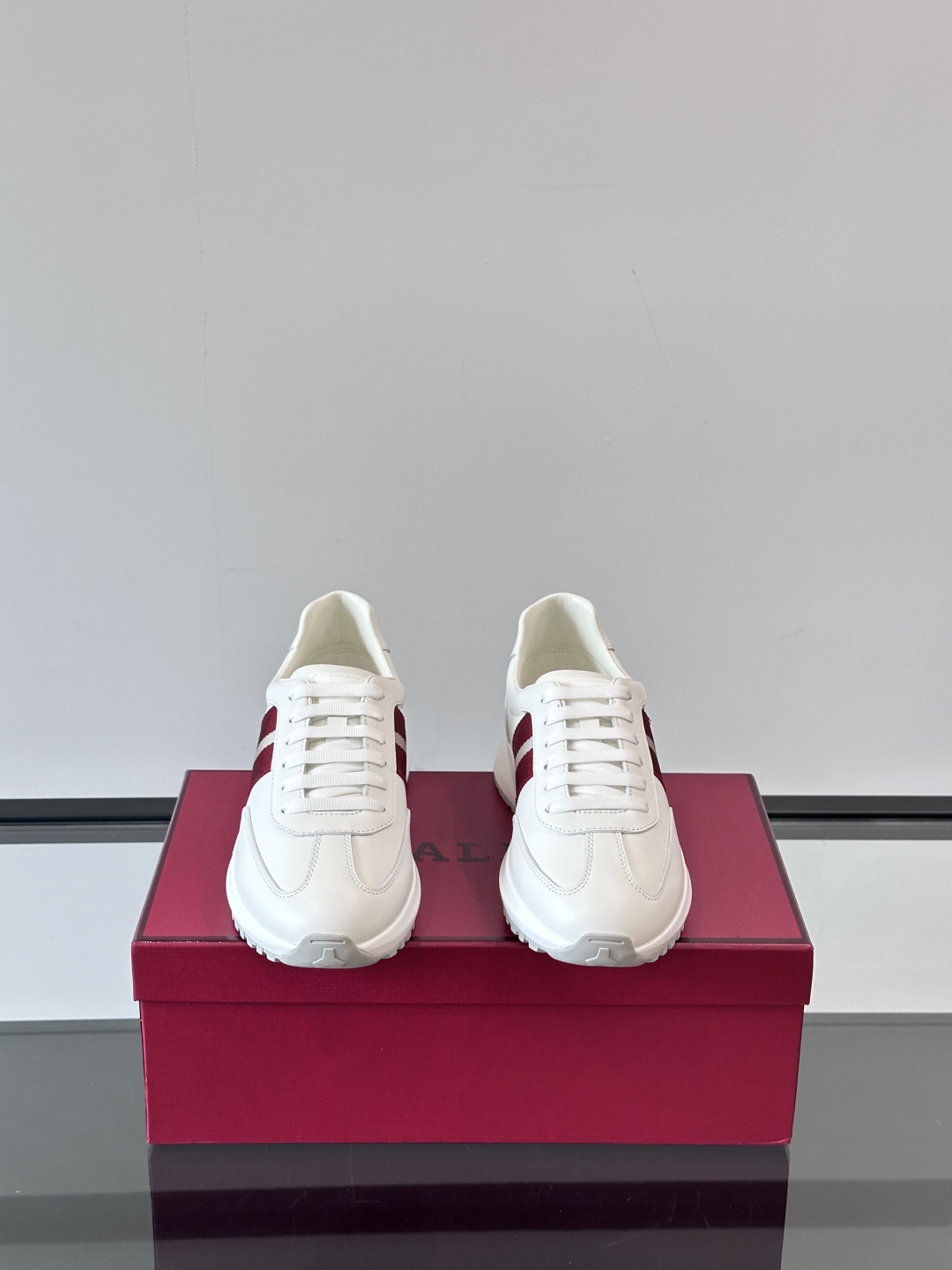 BALLY/巴利新款男士厚底皮革运动休闲鞋，这款皮革运动鞋采用小牛皮拼接打造，糅合优雅风范与创新设计。两