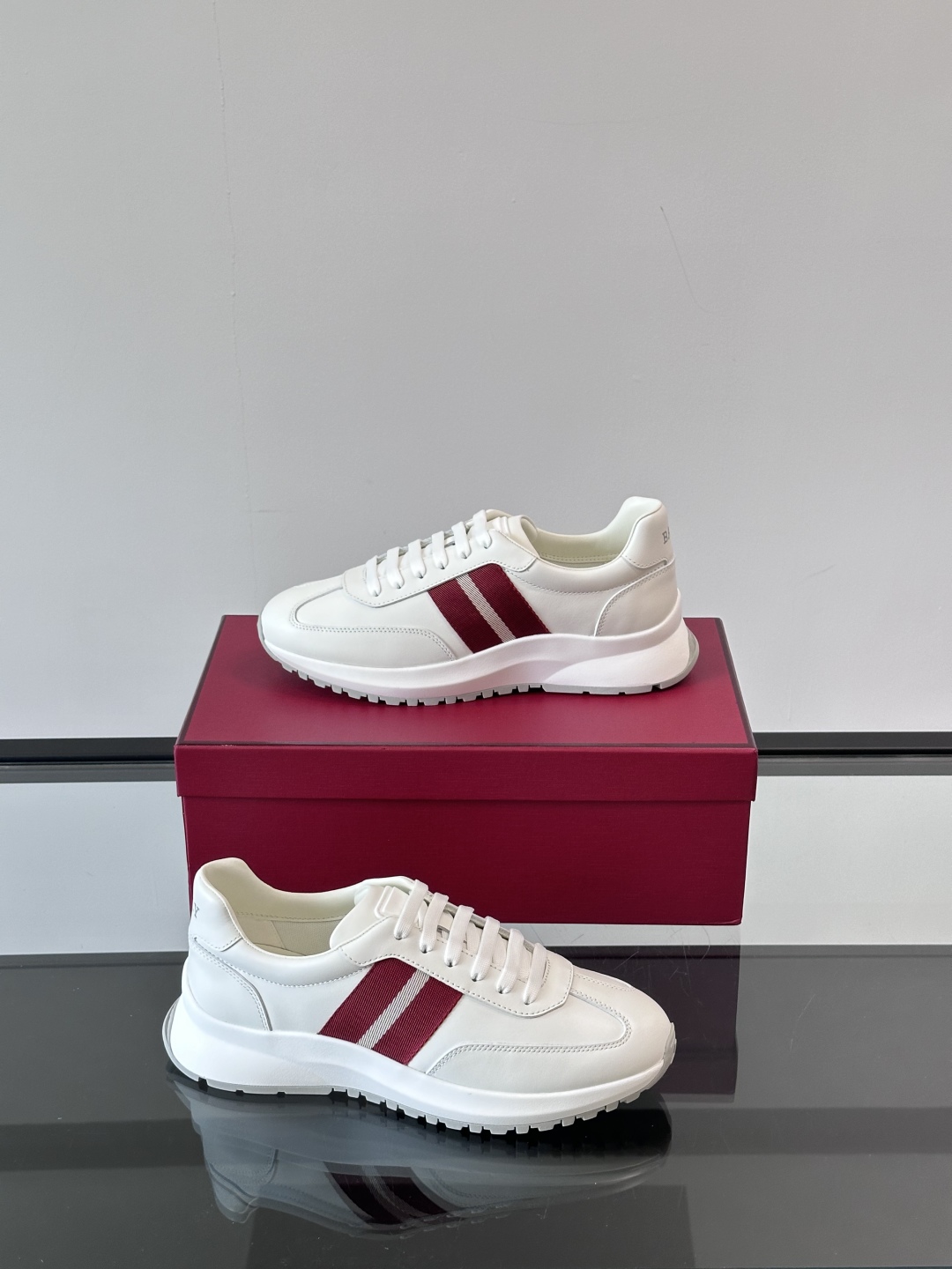 BALLY/巴利新款男士厚底皮革运动休闲鞋，这款皮革运动鞋采用小牛皮拼接打造，糅合优雅风范与创新设计。两