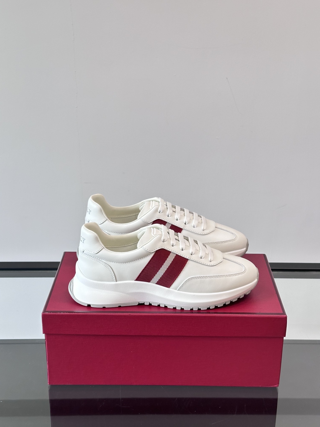 BALLY/巴利新款男士厚底皮革运动休闲鞋，这款皮革运动鞋采用小牛皮拼接打造，糅合优雅风范与创新设计。两