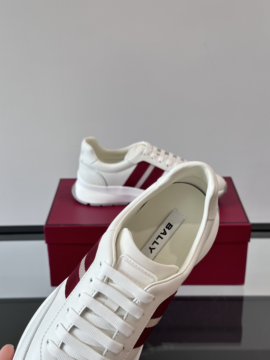 BALLY/巴利新款男士厚底皮革运动休闲鞋，这款皮革运动鞋采用小牛皮拼接打造，糅合优雅风范与创新设计。两