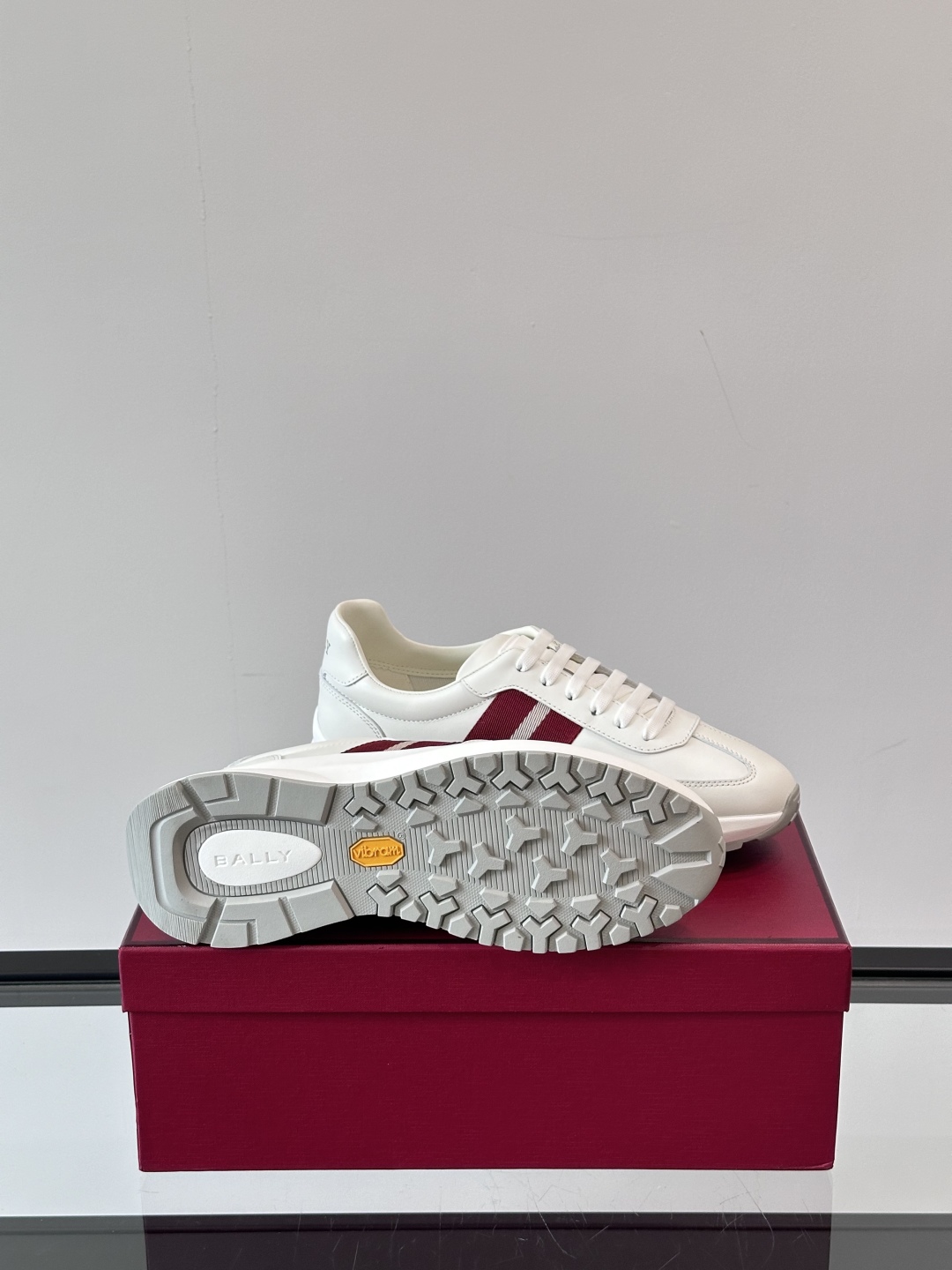 BALLY/巴利新款男士厚底皮革运动休闲鞋，这款皮革运动鞋采用小牛皮拼接打造，糅合优雅风范与创新设计。两