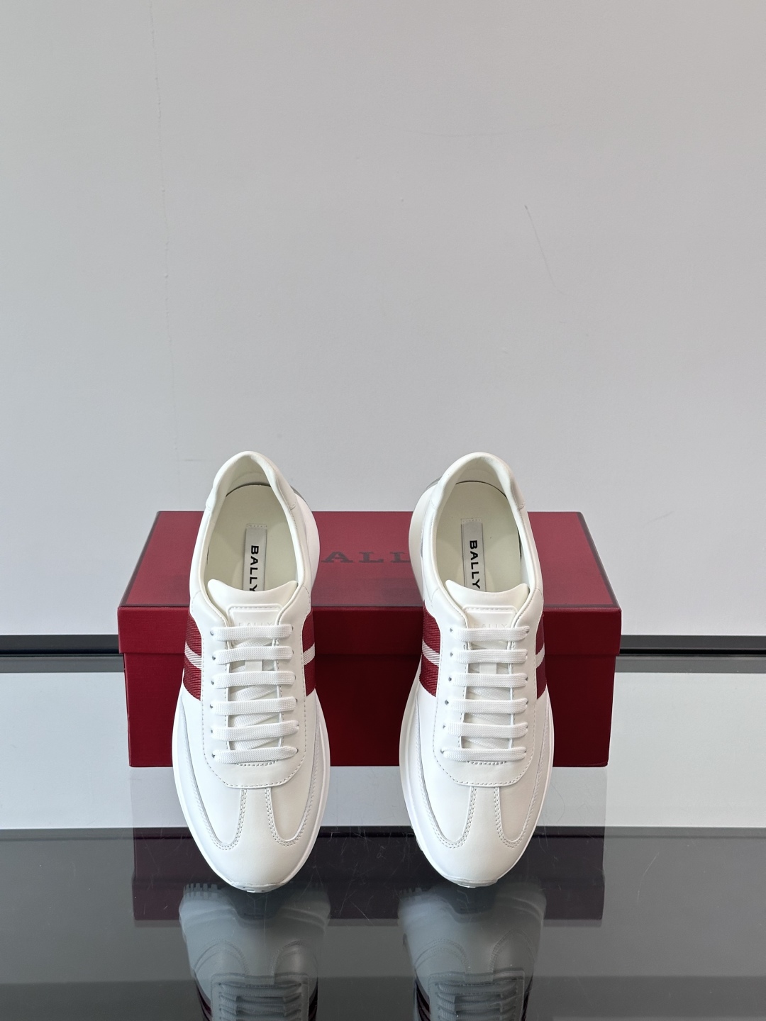 BALLY/巴利新款男士厚底皮革运动休闲鞋，这款皮革运动鞋采用小牛皮拼接打造，糅合优雅风范与创新设计。两