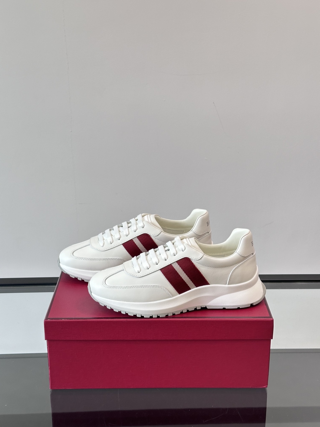 BALLY/巴利新款男士厚底皮革运动休闲鞋，这款皮革运动鞋采用小牛皮拼接打造，糅合优雅风范与创新设计。两