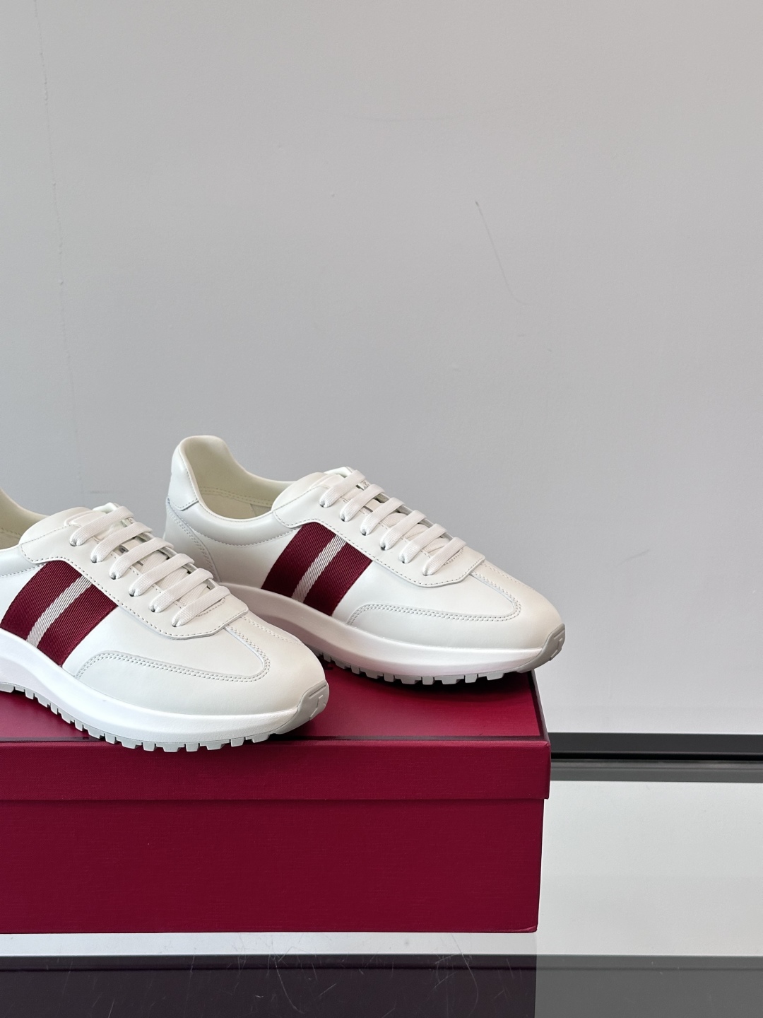 BALLY/巴利新款男士厚底皮革运动休闲鞋，这款皮革运动鞋采用小牛皮拼接打造，糅合优雅风范与创新设计。两