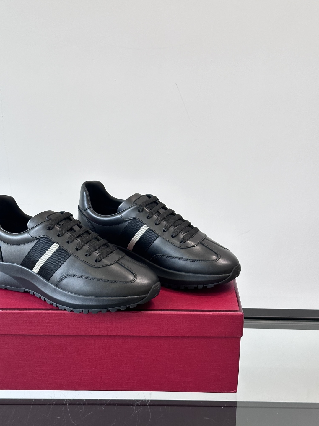 BALLY/巴利新款男士厚底皮革运动休闲鞋，这款皮革运动鞋采用小牛皮拼接打造，糅合优雅风范与创新设计。两