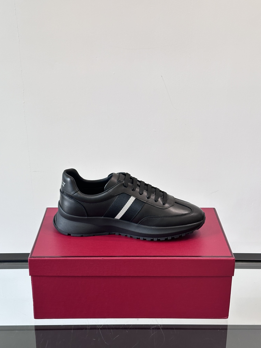 BALLY/巴利新款男士厚底皮革运动休闲鞋，这款皮革运动鞋采用小牛皮拼接打造，糅合优雅风范与创新设计。两