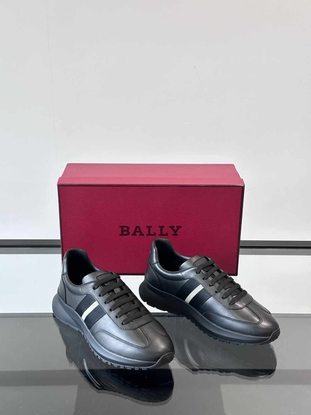 BALLY/巴利新款男士厚底皮革运动休闲鞋，这款皮革运动鞋采用小牛皮拼接打造，糅合优雅风范与创新设计。两