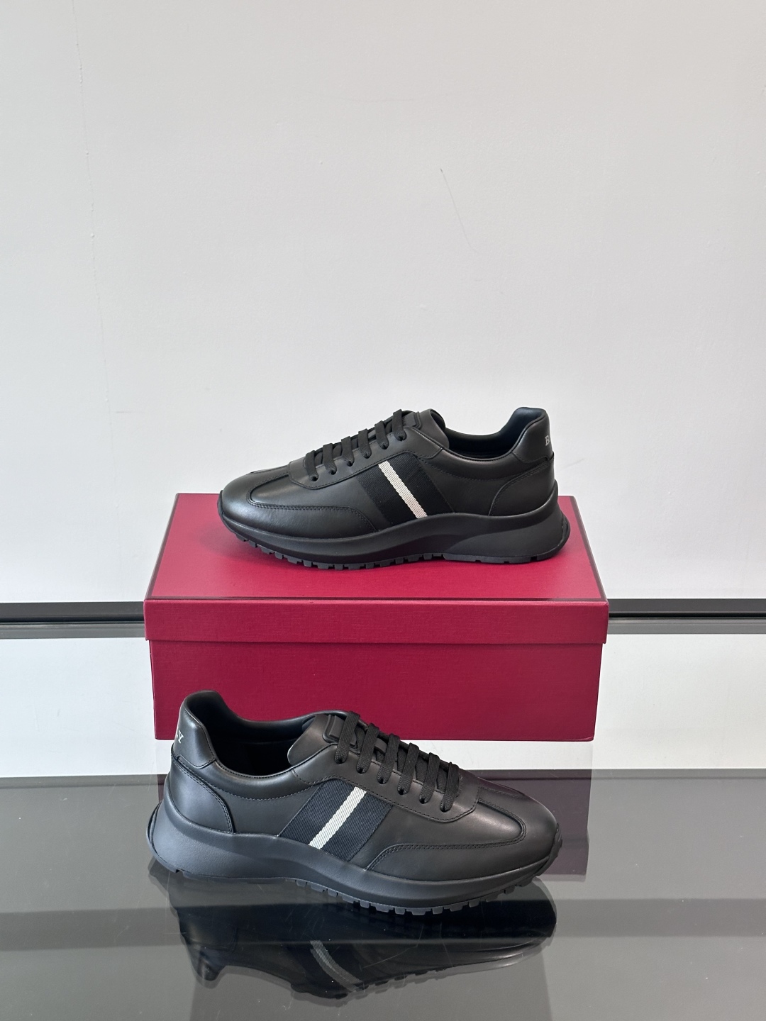BALLY/巴利新款男士厚底皮革运动休闲鞋，这款皮革运动鞋采用小牛皮拼接打造，糅合优雅风范与创新设计。两