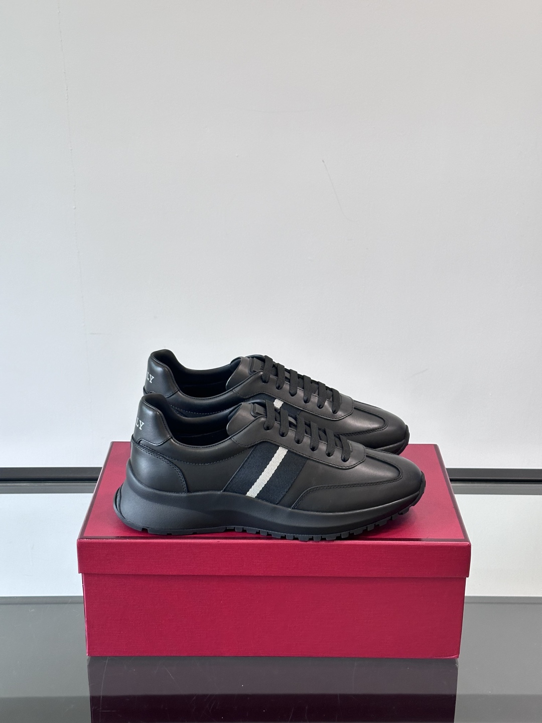 BALLY/巴利新款男士厚底皮革运动休闲鞋，这款皮革运动鞋采用小牛皮拼接打造，糅合优雅风范与创新设计。两