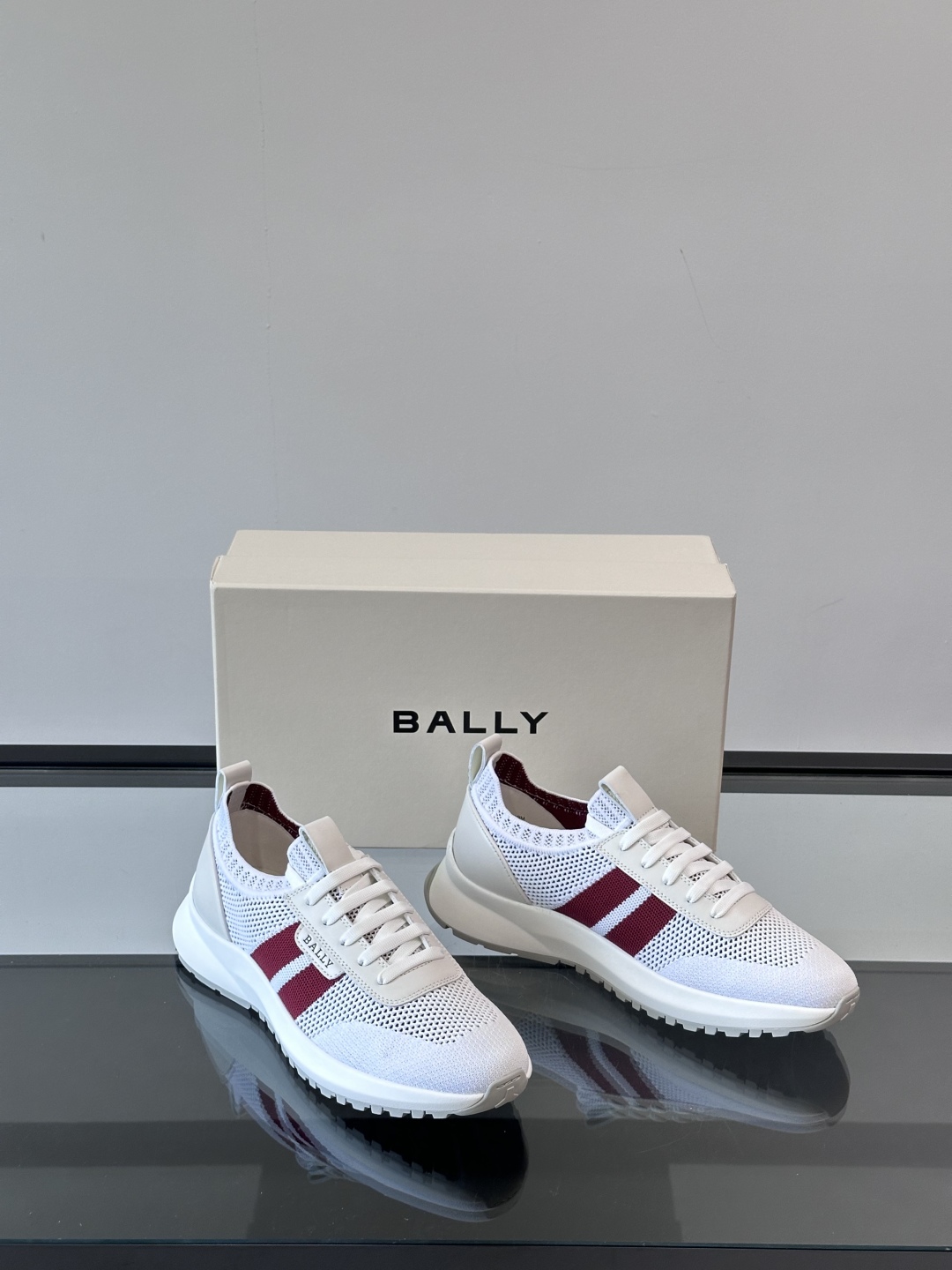 Bally巴利男土针织运动鞋，原单飞织面料。跟专柜一样。以跑鞋为灵感，选用高科技柔软针织面料，配以清洁橡