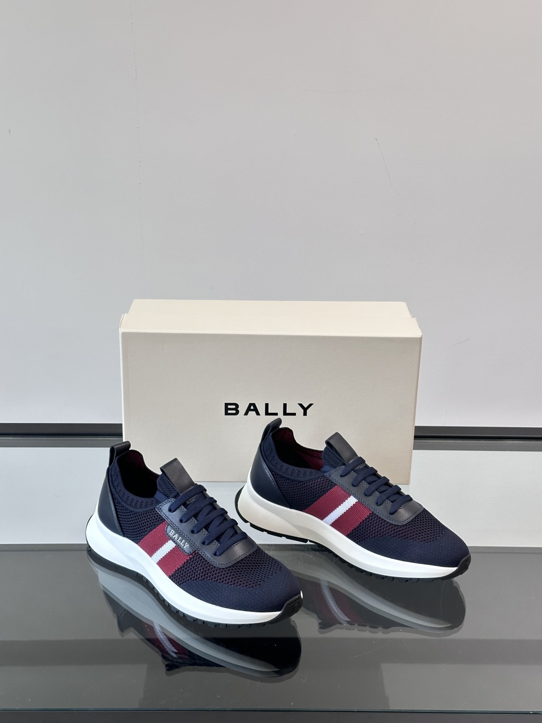 Bally巴利男土针织运动鞋，原单飞织面料。跟专柜一样。以跑鞋为灵感，选用高科技柔软针织面料，配以清洁橡