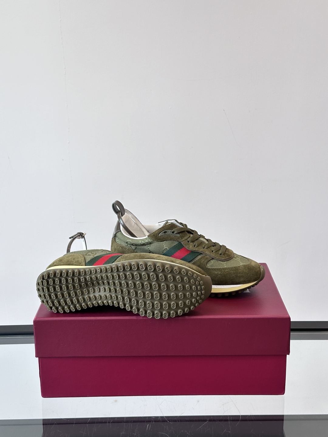 Gucci Re - Motion运动鞋，明快的多色鞋面洋溢着活力，经典红绿条纹醒目又独特。可拆卸绑带设