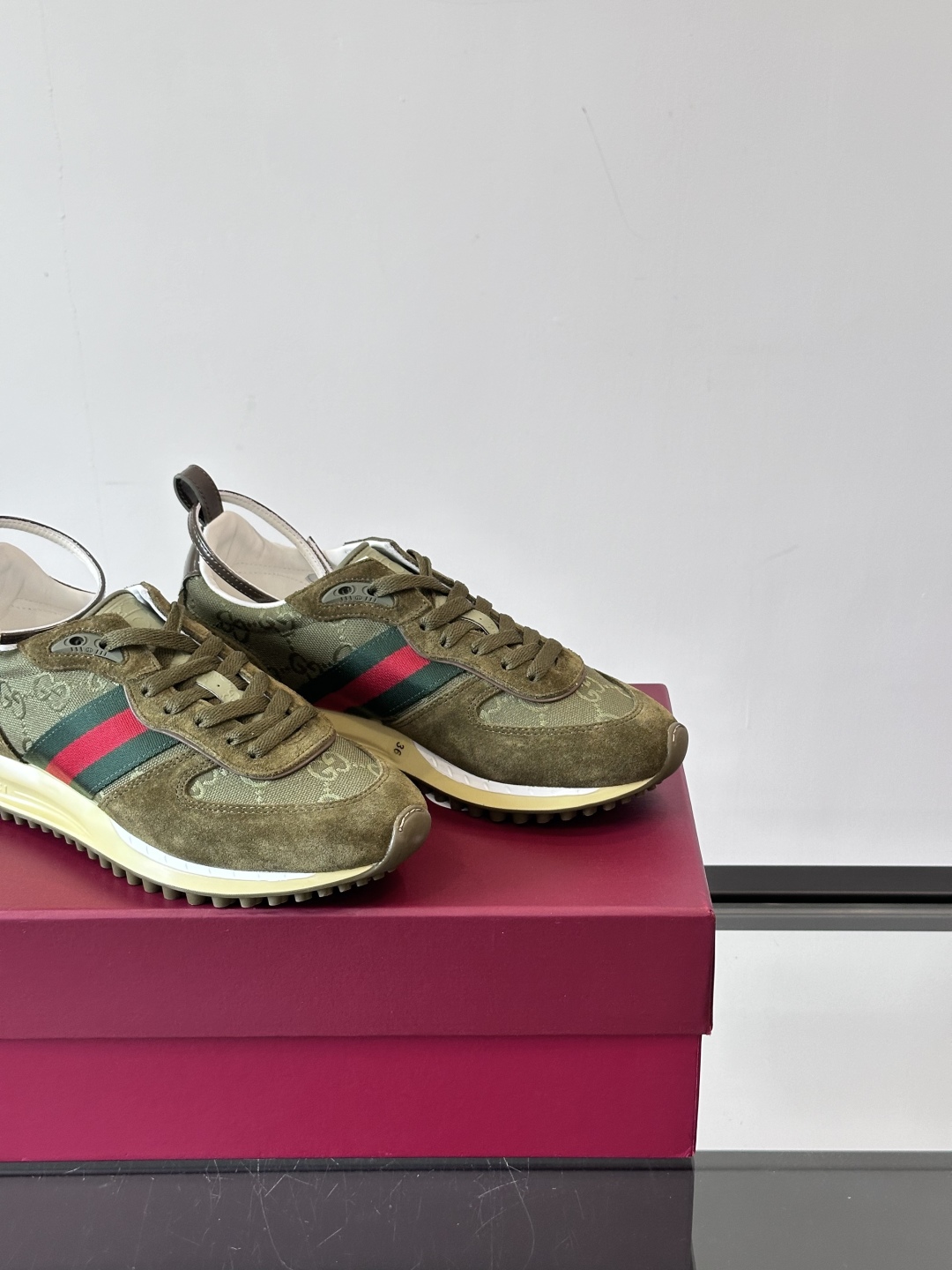 Gucci Re - Motion运动鞋，明快的多色鞋面洋溢着活力，经典红绿条纹醒目又独特。可拆卸绑带设
