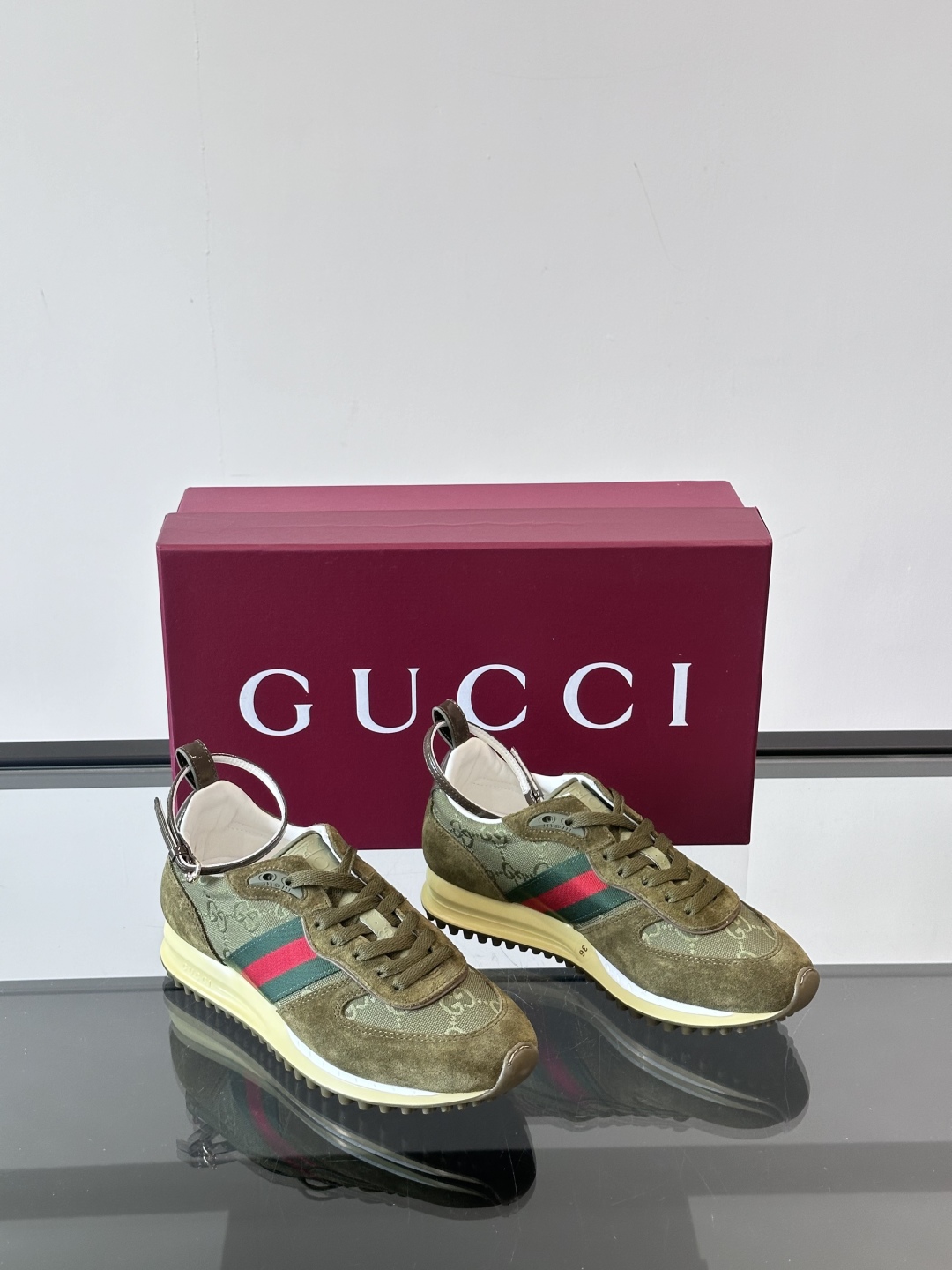 Gucci Re - Motion运动鞋，明快的多色鞋面洋溢着活力，经典红绿条纹醒目又独特。可拆卸绑带设