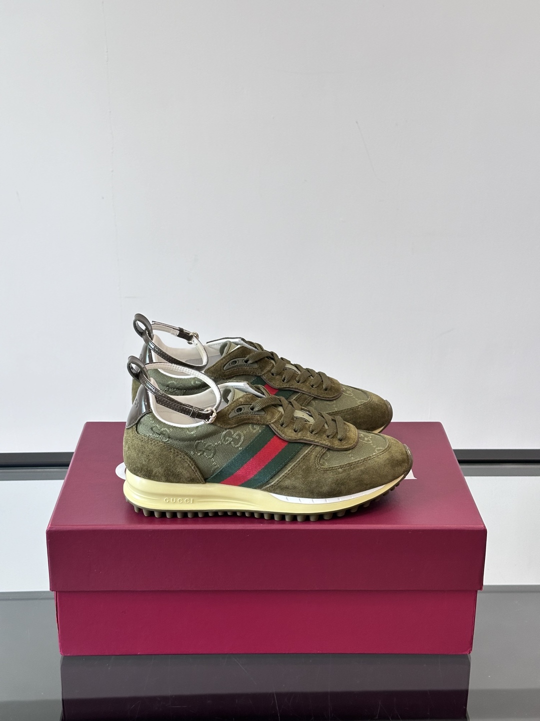 Gucci Re - Motion运动鞋，明快的多色鞋面洋溢着活力，经典红绿条纹醒目又独特。可拆卸绑带设