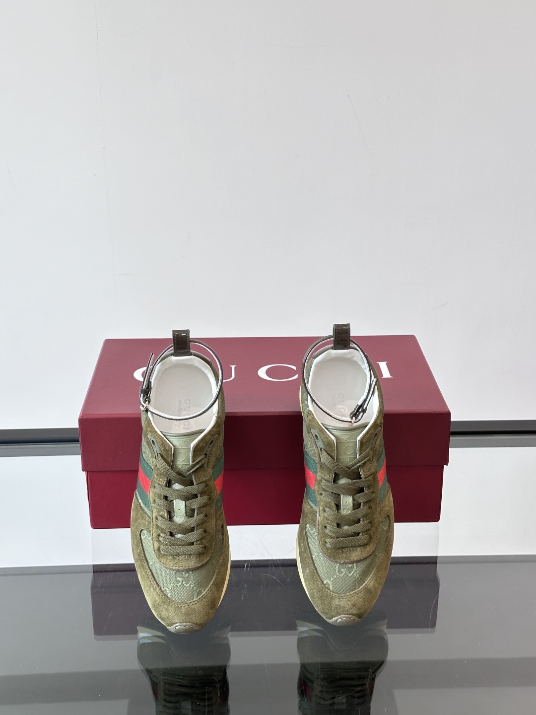 Gucci Re - Motion运动鞋，明快的多色鞋面洋溢着活力，经典红绿条纹醒目又独特。可拆卸绑带设