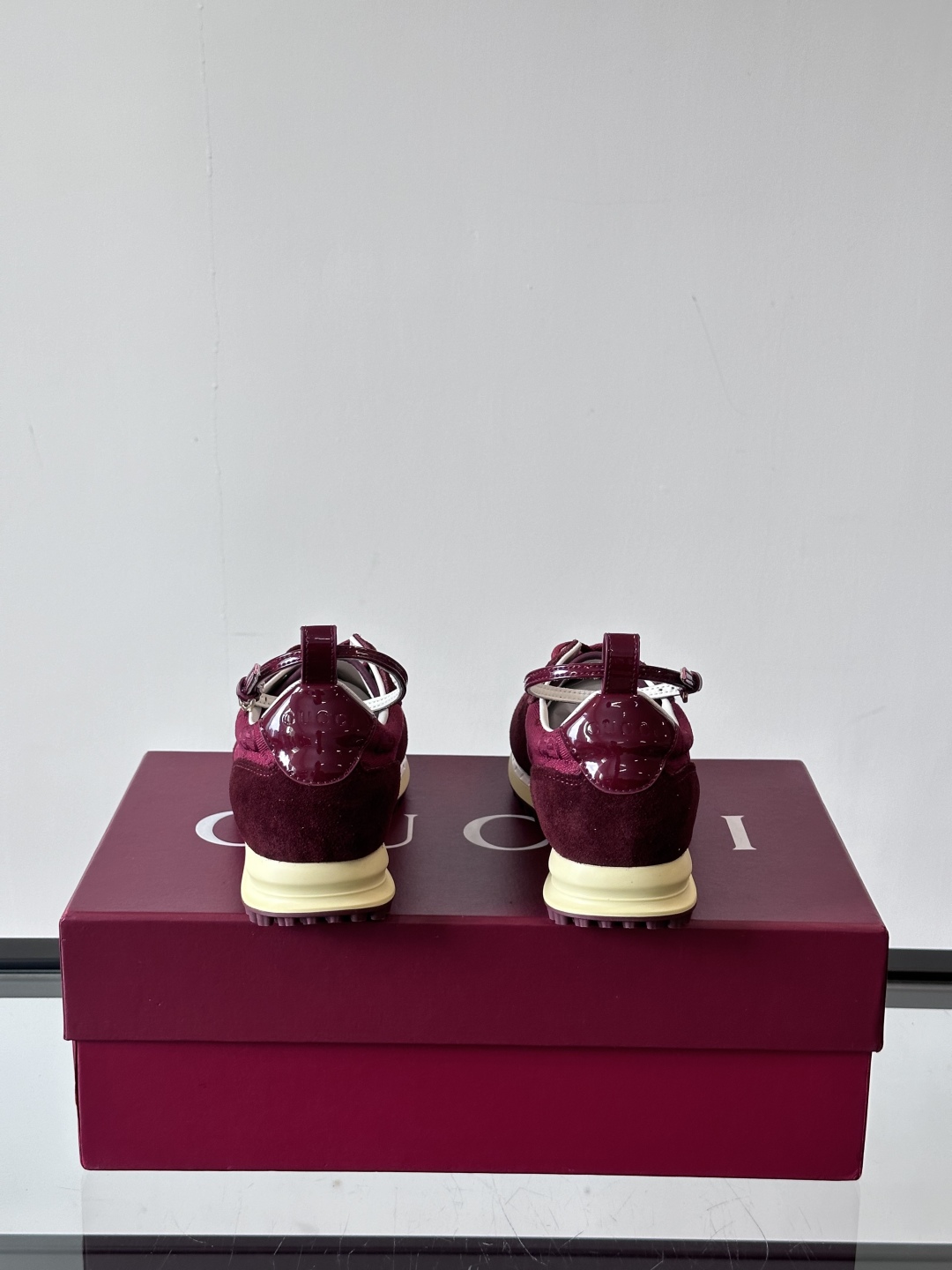 Gucci Re - Motion运动鞋，明快的多色鞋面洋溢着活力，经典红绿条纹醒目又独特。可拆卸绑带设