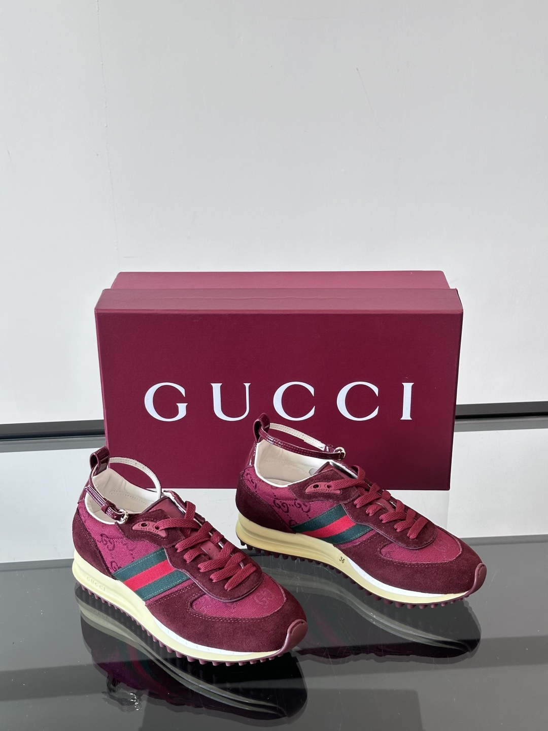 Gucci Re - Motion运动鞋，明快的多色鞋面洋溢着活力，经典红绿条纹醒目又独特。可拆卸绑带设