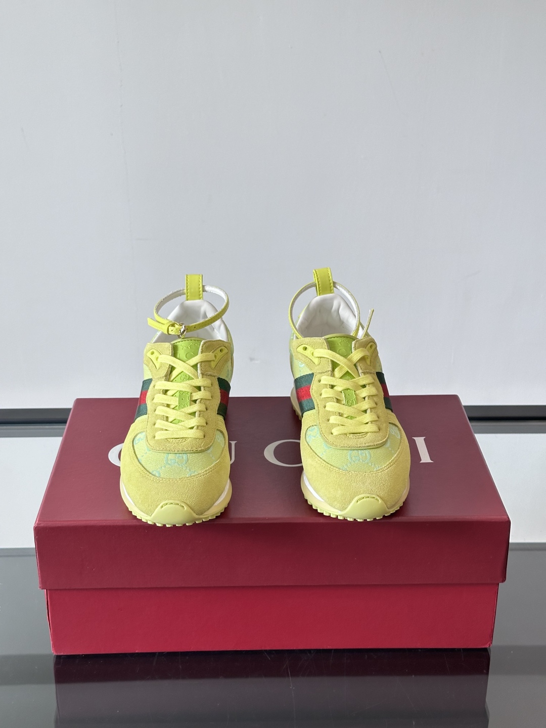 Gucci Re - Motion运动鞋，明快的多色鞋面洋溢着活力，经典红绿条纹醒目又独特。可拆卸绑带设