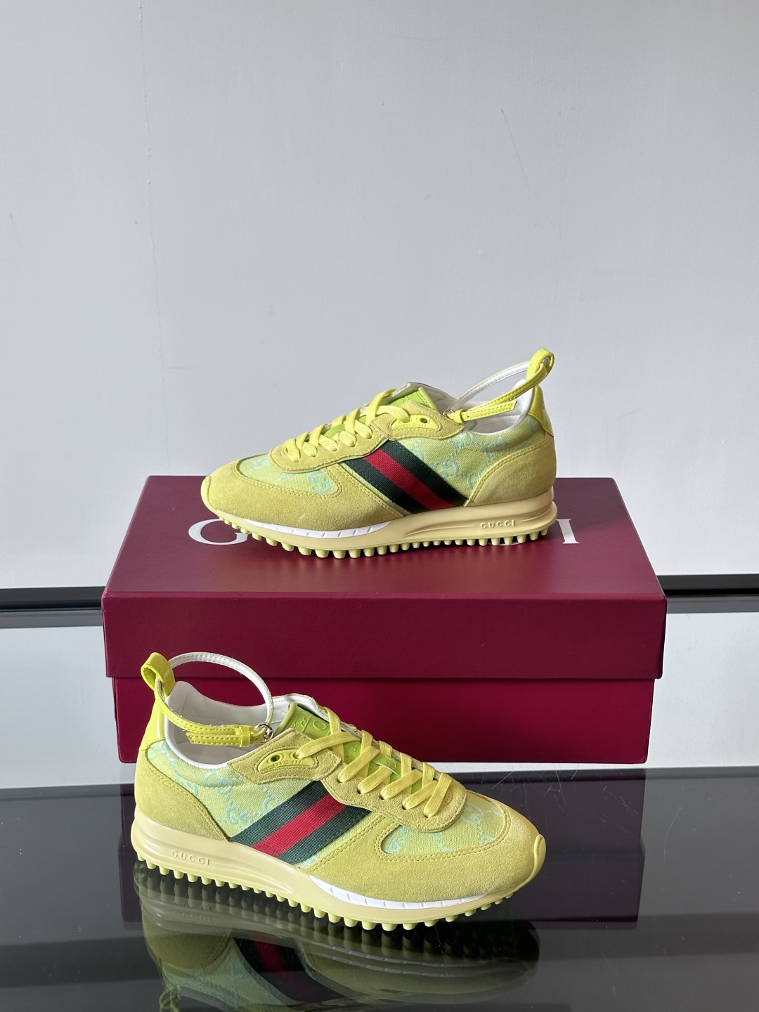 Gucci Re - Motion运动鞋，明快的多色鞋面洋溢着活力，经典红绿条纹醒目又独特。可拆卸绑带设