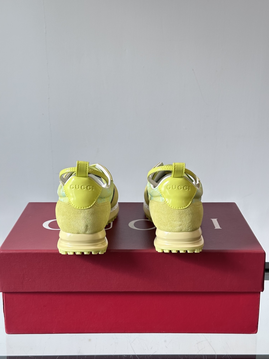 Gucci Re - Motion运动鞋，明快的多色鞋面洋溢着活力，经典红绿条纹醒目又独特。可拆卸绑带设
