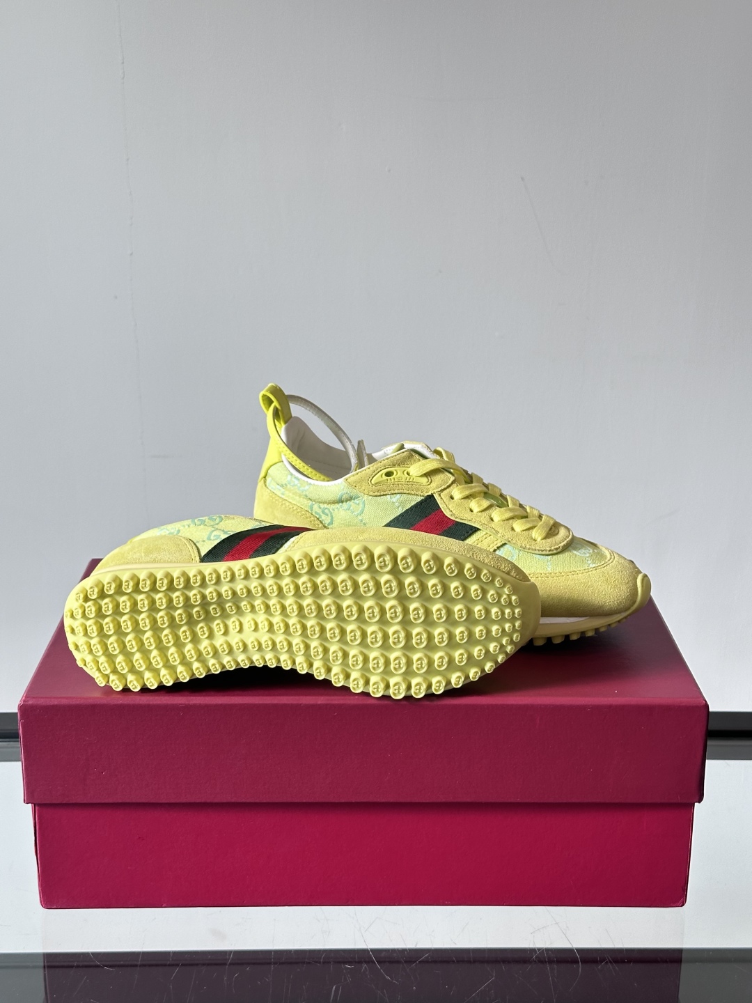 Gucci Re - Motion运动鞋，明快的多色鞋面洋溢着活力，经典红绿条纹醒目又独特。可拆卸绑带设