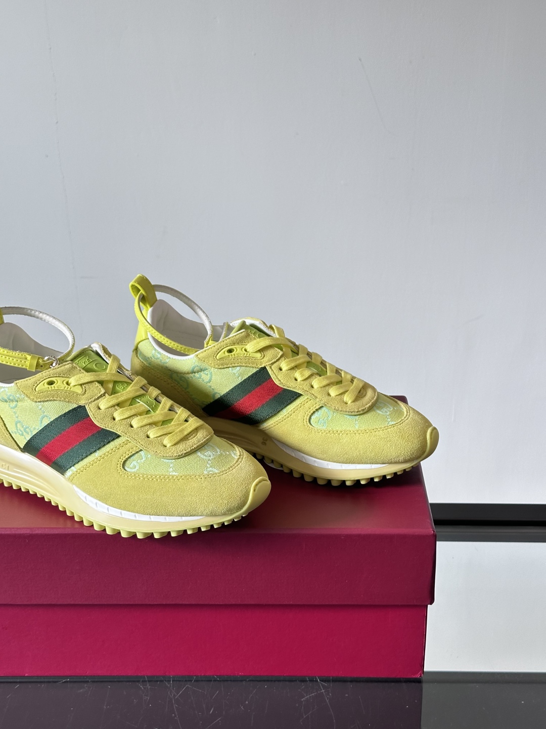 Gucci Re - Motion运动鞋，明快的多色鞋面洋溢着活力，经典红绿条纹醒目又独特。可拆卸绑带设