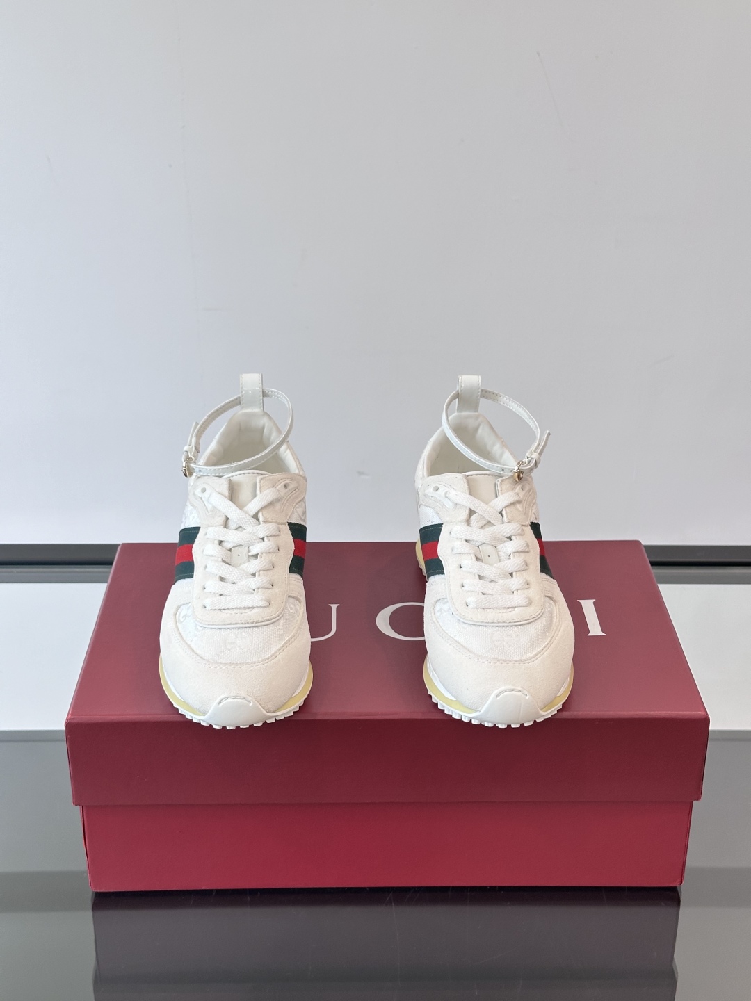 Gucci Re - Motion运动鞋，明快的多色鞋面洋溢着活力，经典红绿条纹醒目又独特。可拆卸绑带设