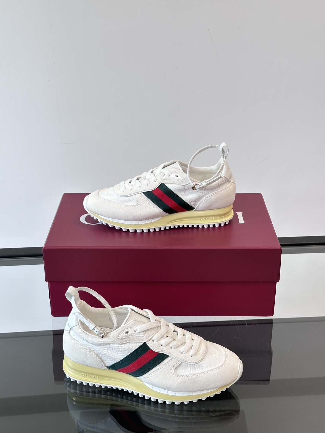 Gucci Re - Motion运动鞋，明快的多色鞋面洋溢着活力，经典红绿条纹醒目又独特。可拆卸绑带设