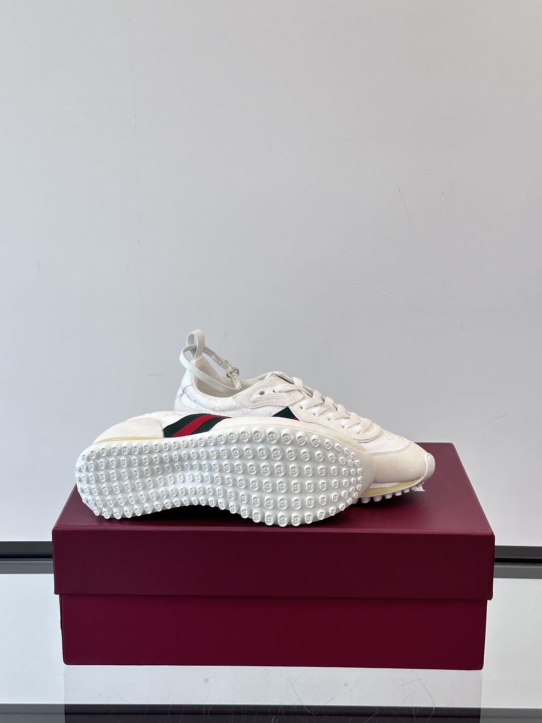 Gucci Re - Motion运动鞋，明快的多色鞋面洋溢着活力，经典红绿条纹醒目又独特。可拆卸绑带设