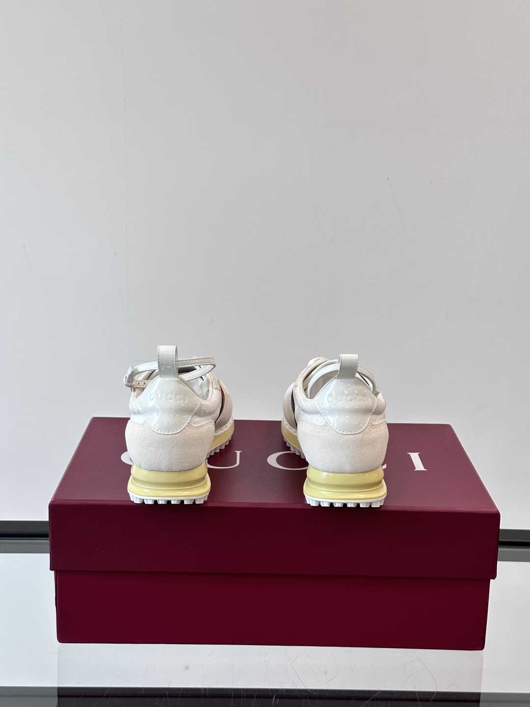 Gucci Re - Motion运动鞋，明快的多色鞋面洋溢着活力，经典红绿条纹醒目又独特。可拆卸绑带设