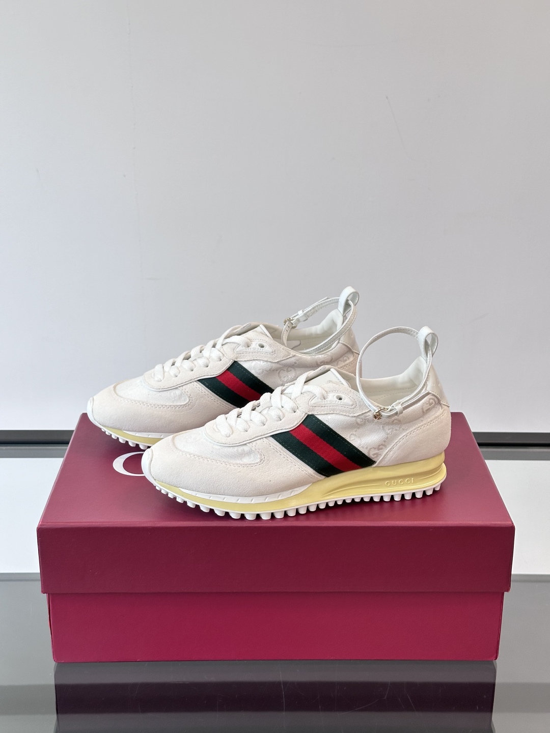 Gucci Re - Motion运动鞋，明快的多色鞋面洋溢着活力，经典红绿条纹醒目又独特。可拆卸绑带设