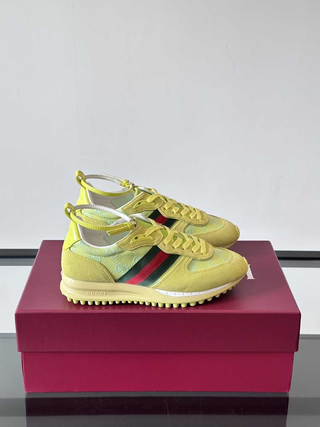 Gucci Re - Motion运动鞋，明快的多色鞋面洋溢着活力，经典红绿条纹醒目又独特。可拆卸绑带设