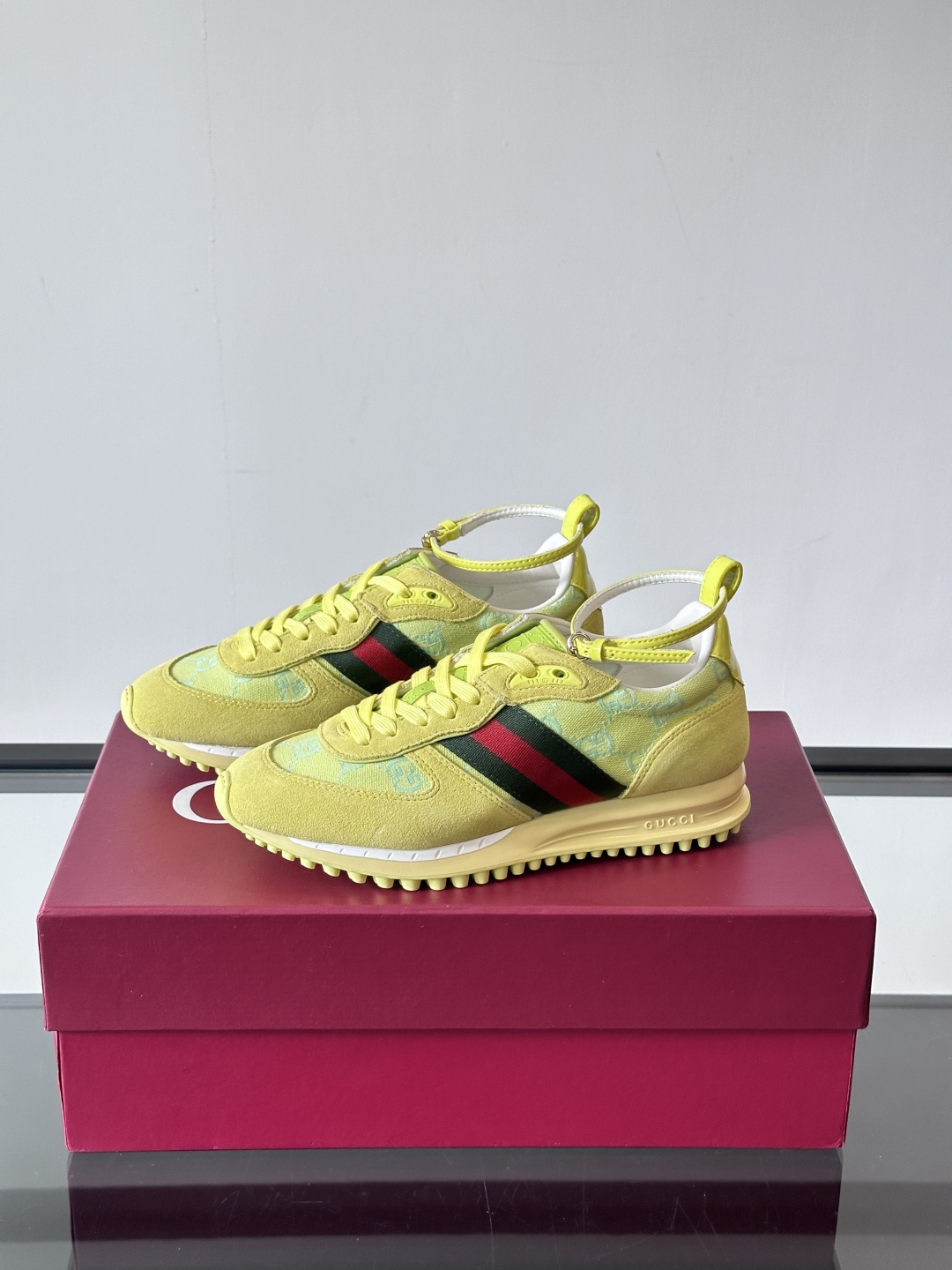 Gucci Re - Motion运动鞋，明快的多色鞋面洋溢着活力，经典红绿条纹醒目又独特。可拆卸绑带设