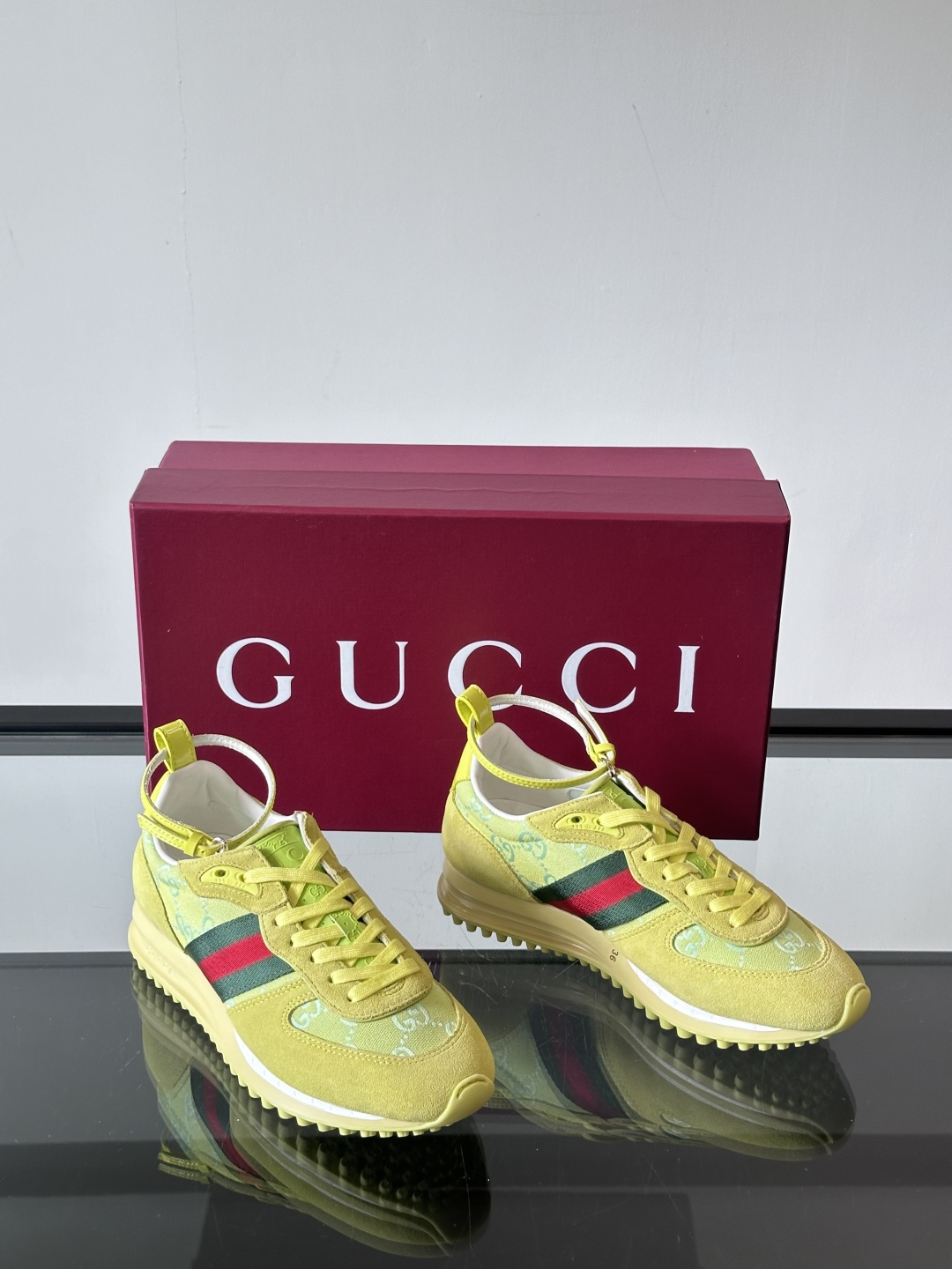 Gucci Re - Motion运动鞋，明快的多色鞋面洋溢着活力，经典红绿条纹醒目又独特。可拆卸绑带设