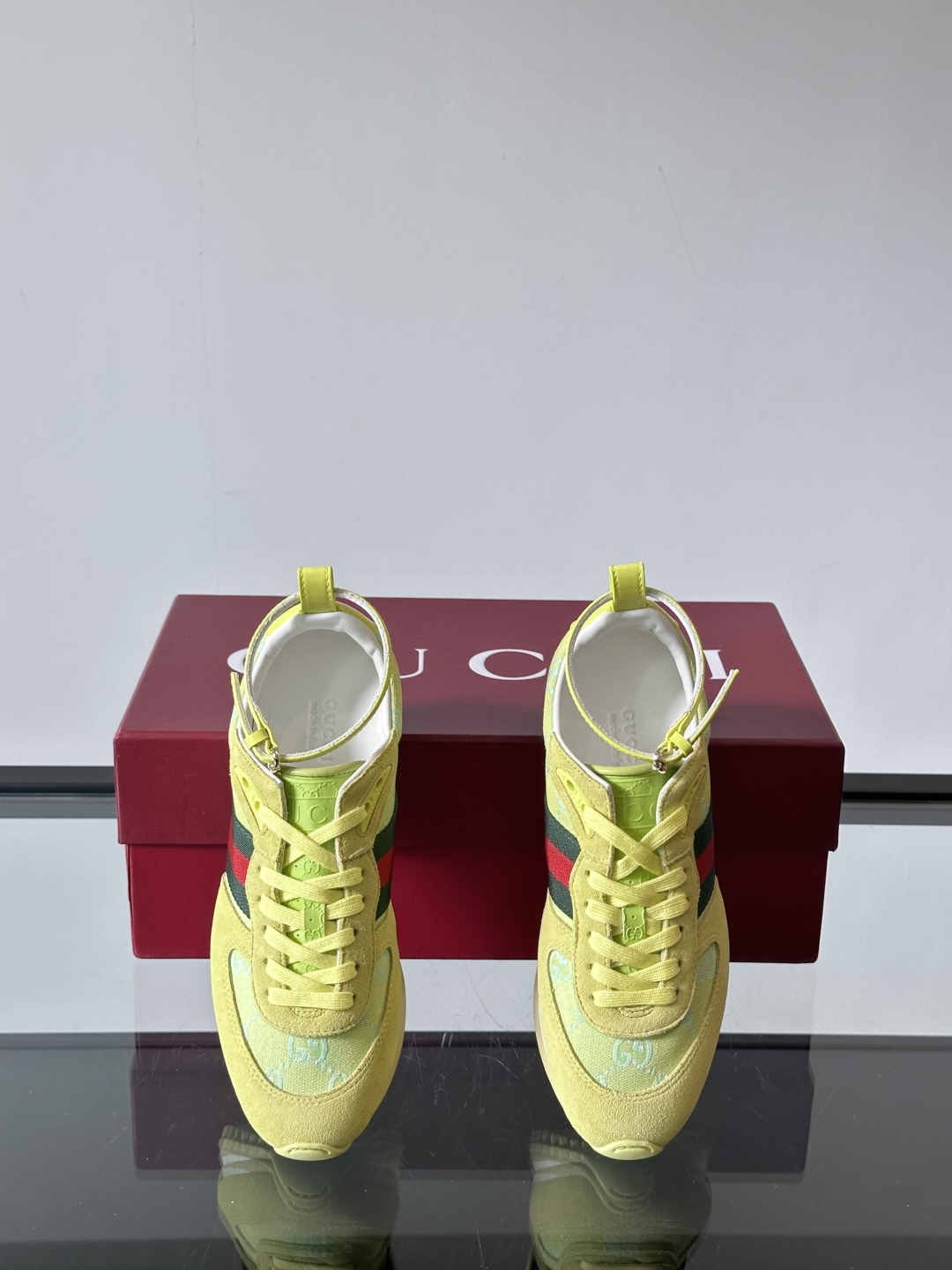 Gucci Re - Motion运动鞋，明快的多色鞋面洋溢着活力，经典红绿条纹醒目又独特。可拆卸绑带设