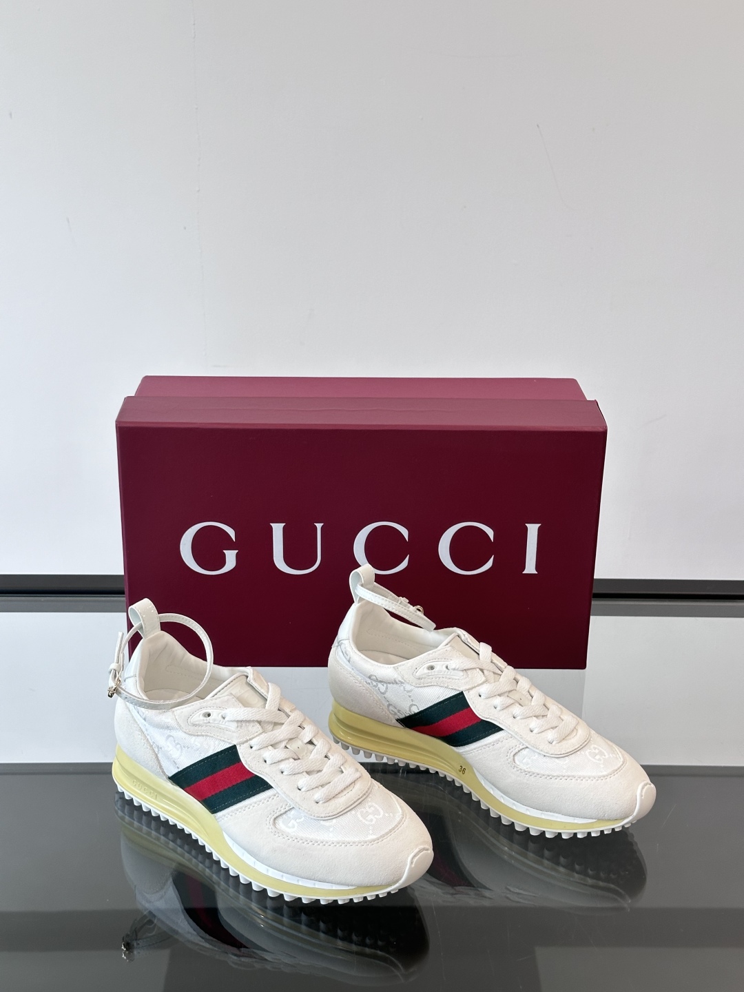 Gucci Re - Motion运动鞋，明快的多色鞋面洋溢着活力，经典红绿条纹醒目又独特。可拆卸绑带设
