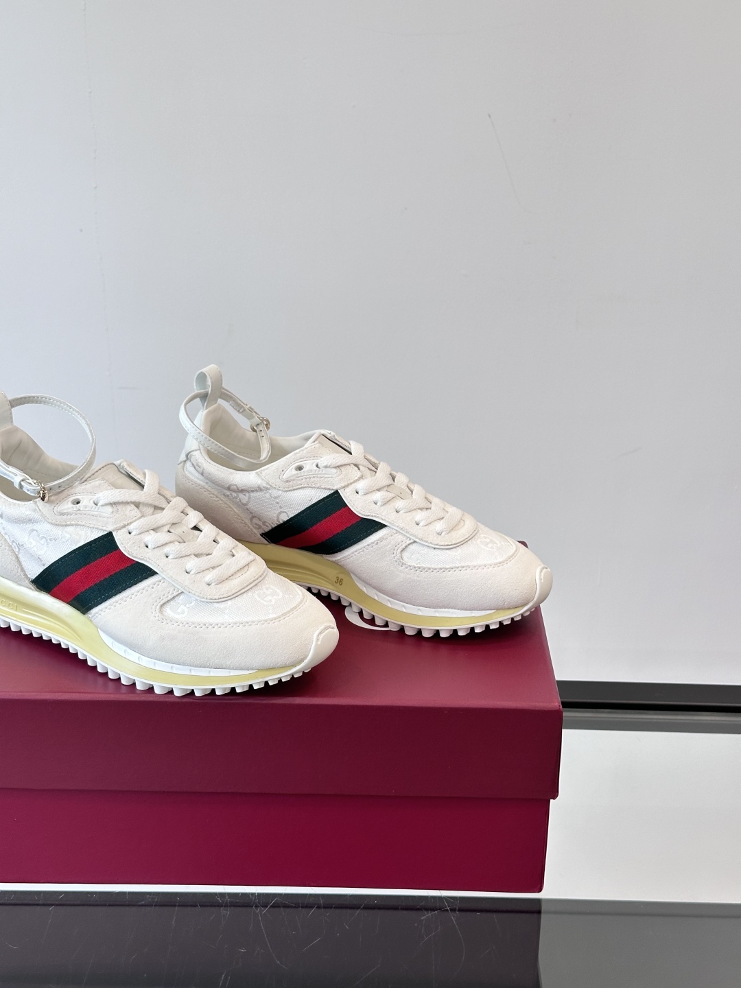 Gucci Re - Motion运动鞋，明快的多色鞋面洋溢着活力，经典红绿条纹醒目又独特。可拆卸绑带设