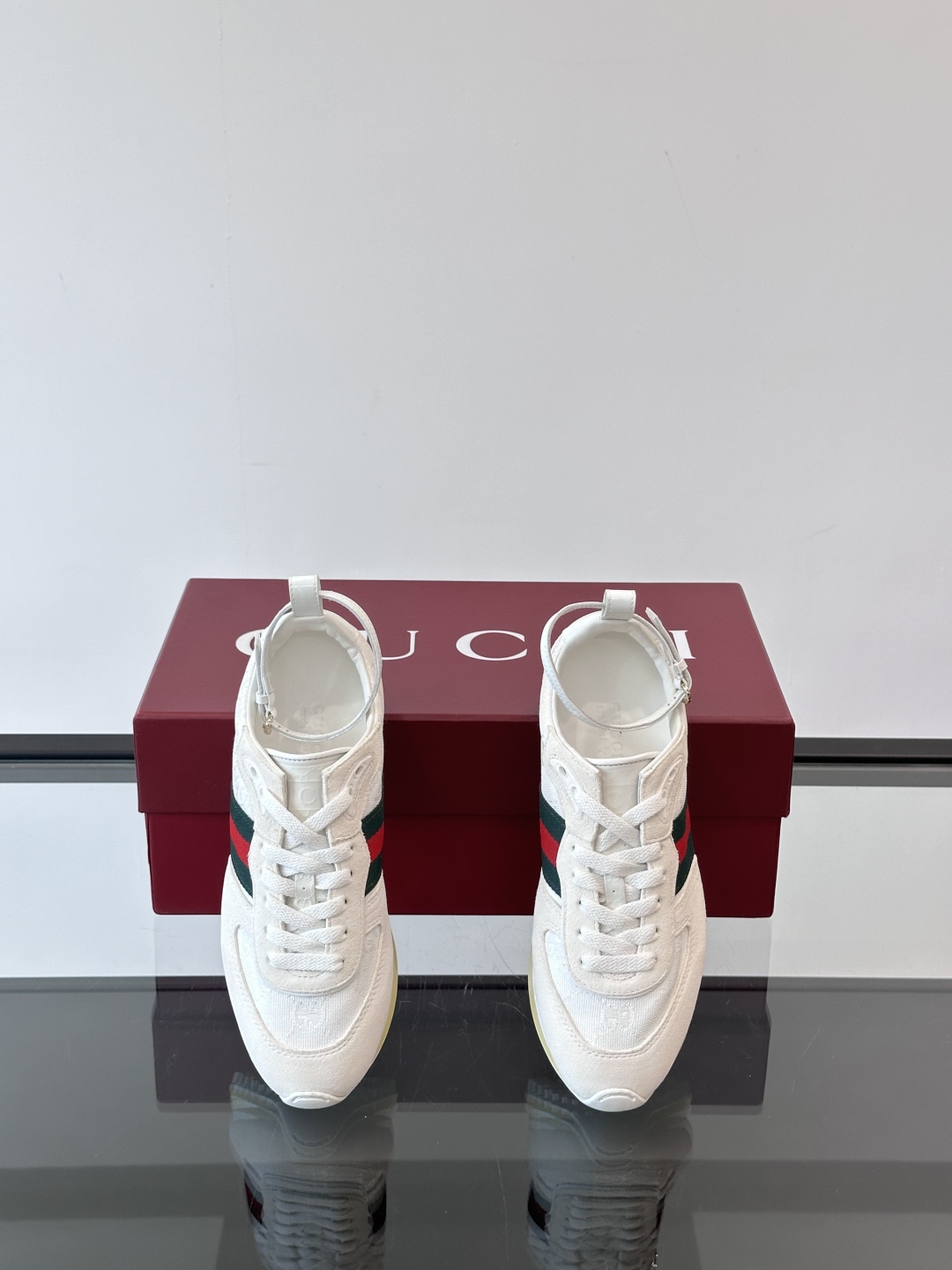 Gucci Re - Motion运动鞋，明快的多色鞋面洋溢着活力，经典红绿条纹醒目又独特。可拆卸绑带设