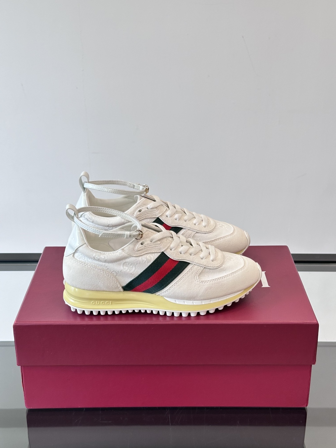 Gucci Re - Motion运动鞋，明快的多色鞋面洋溢着活力，经典红绿条纹醒目又独特。可拆卸绑带设