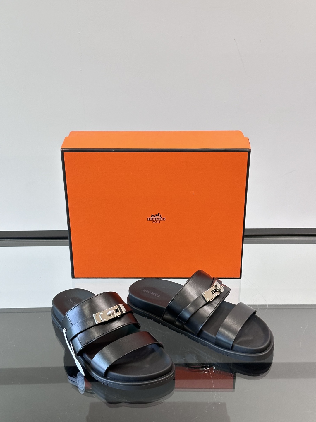 ◾️▫️Hermes 高端真皮男士拖鞋，高品质经典单品，用料上乘考究，版型宽松舒适，推荐入手，鞋面选用进