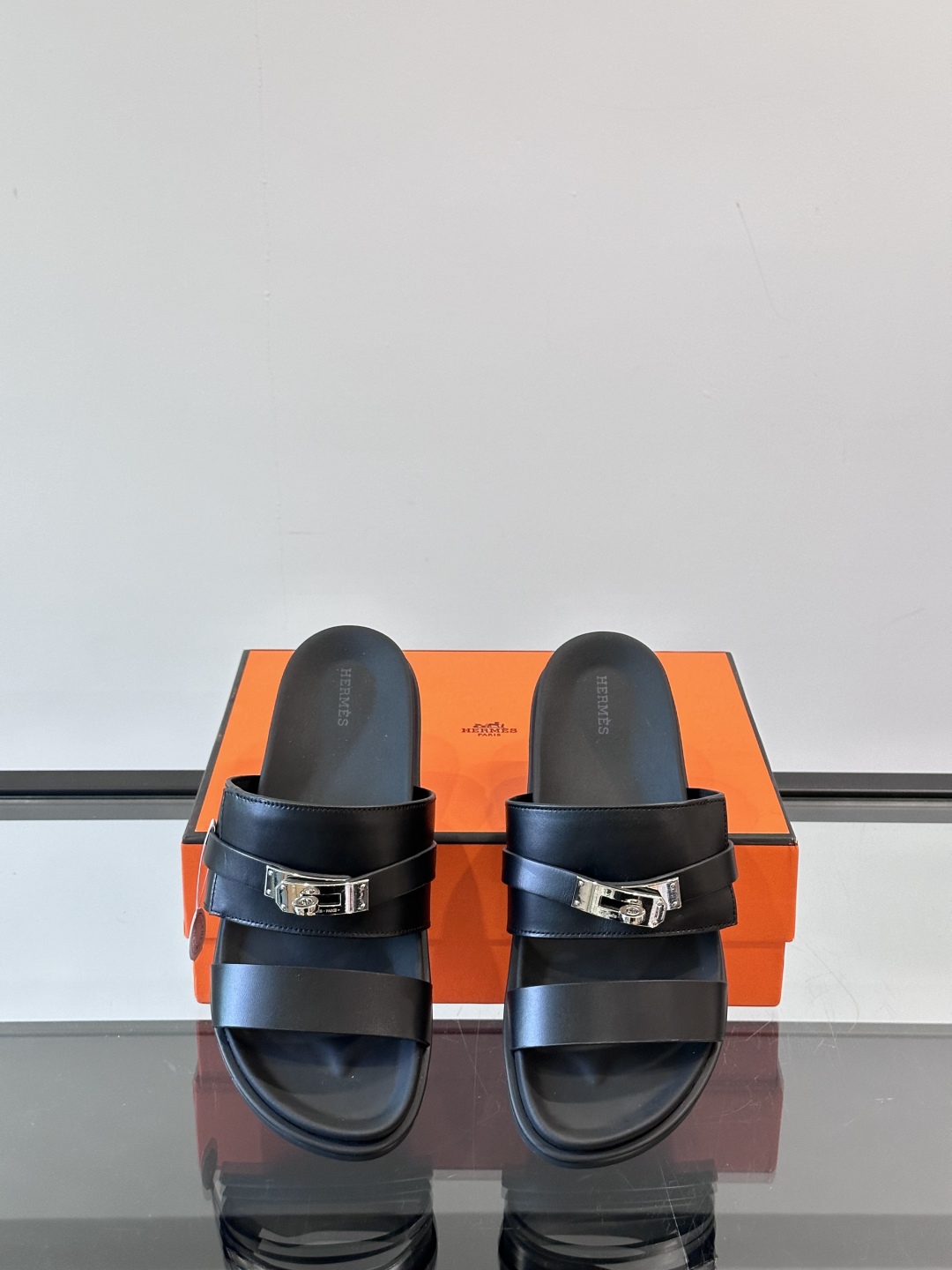 ◾️▫️Hermes 高端真皮男士拖鞋，高品质经典单品，用料上乘考究，版型宽松舒适，推荐入手，鞋面选用进