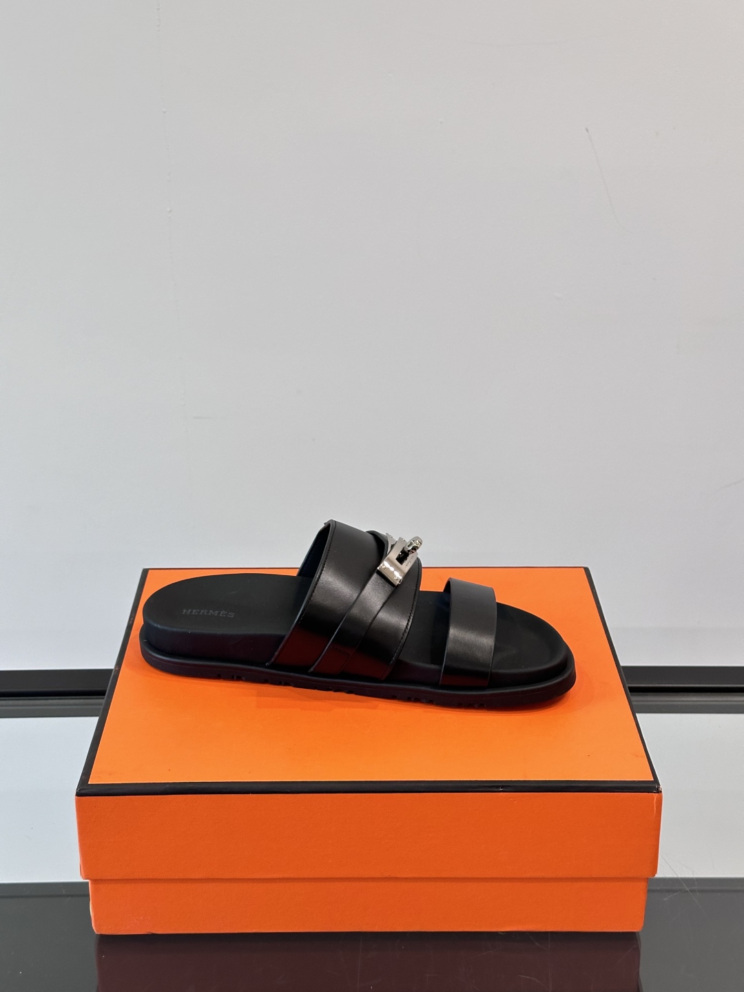 ◾️▫️Hermes 高端真皮男士拖鞋，高品质经典单品，用料上乘考究，版型宽松舒适，推荐入手，鞋面选用进