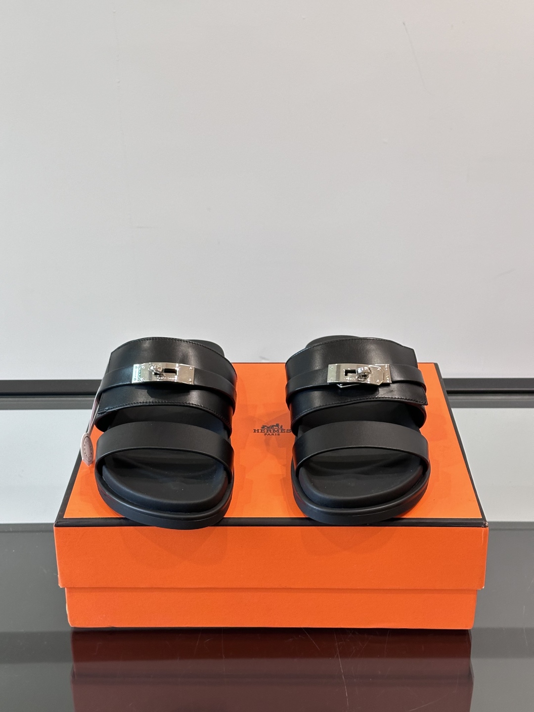 ◾️▫️Hermes 高端真皮男士拖鞋，高品质经典单品，用料上乘考究，版型宽松舒适，推荐入手，鞋面选用进