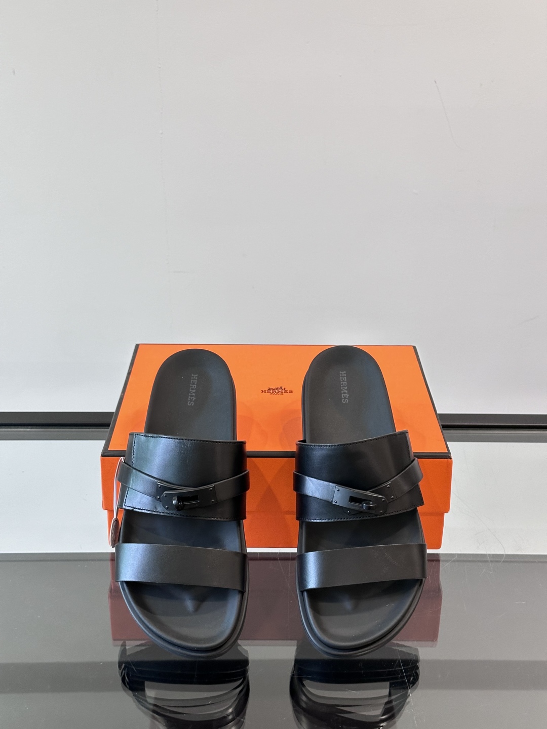 ◾️▫️Hermes 高端真皮男士拖鞋，高品质经典单品，用料上乘考究，版型宽松舒适，推荐入手，鞋面选用进