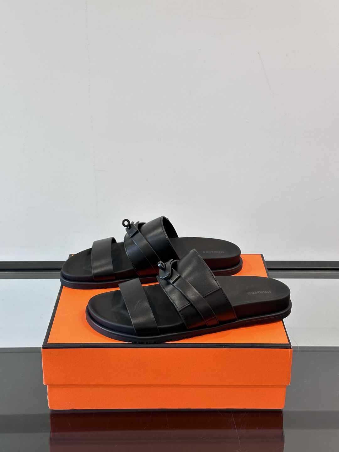 ◾️▫️Hermes 高端真皮男士拖鞋，高品质经典单品，用料上乘考究，版型宽松舒适，推荐入手，鞋面选用进