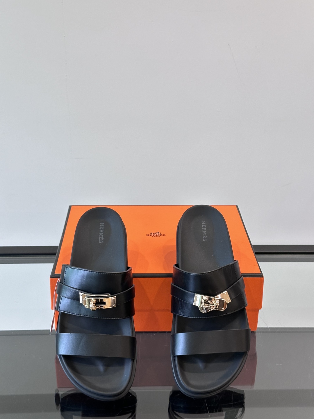 ◾️▫️Hermes 高端真皮男士拖鞋，高品质经典单品，用料上乘考究，版型宽松舒适，推荐入手，鞋面选用进