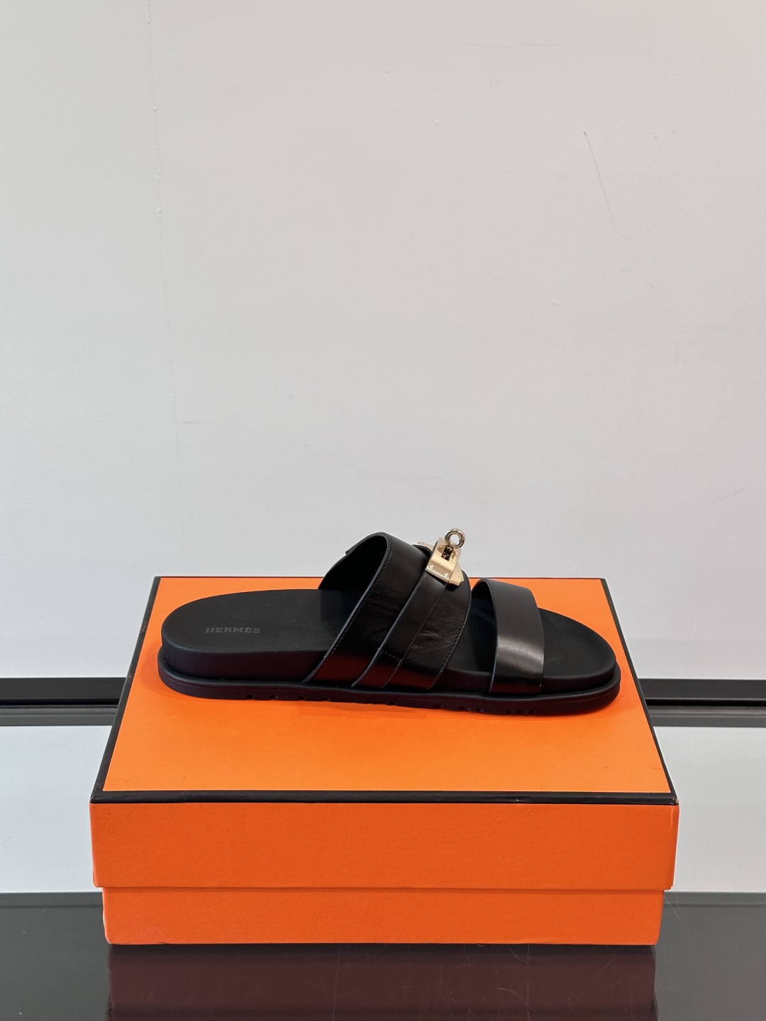 ◾️▫️Hermes 高端真皮男士拖鞋，高品质经典单品，用料上乘考究，版型宽松舒适，推荐入手，鞋面选用进