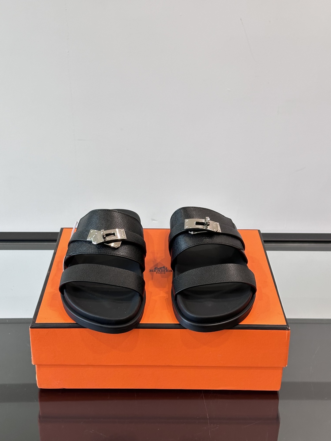 ◾️▫️Hermes 高端真皮男士拖鞋，高品质经典单品，用料上乘考究，版型宽松舒适，推荐入手，鞋面选用进